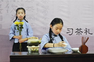 在为期8天的系统培训中,来自全市的30名小学生学习了茶叶品种,茶艺